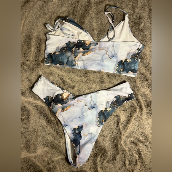 Patterned bikini size Large - Picture 2 of 2
